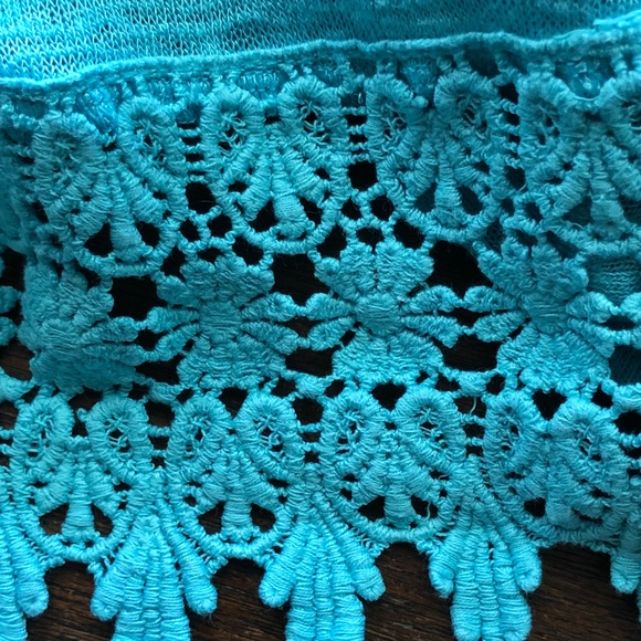 Short Sleeve/Cap Sleeve lace trimmed shirt (Small) - Picture 4 of 5